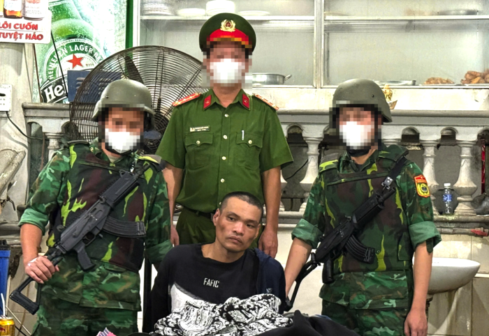 Bắt giữ đối tượng mang theo 2 súng quân dụng trái phép
