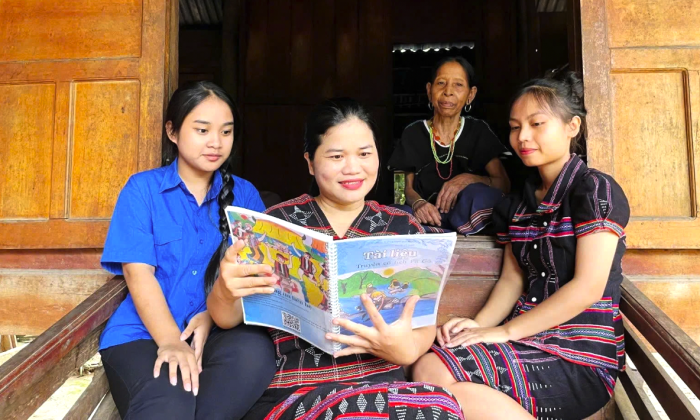 Cô giáo người Pa Kô và tình yêu văn hóa dân tộc