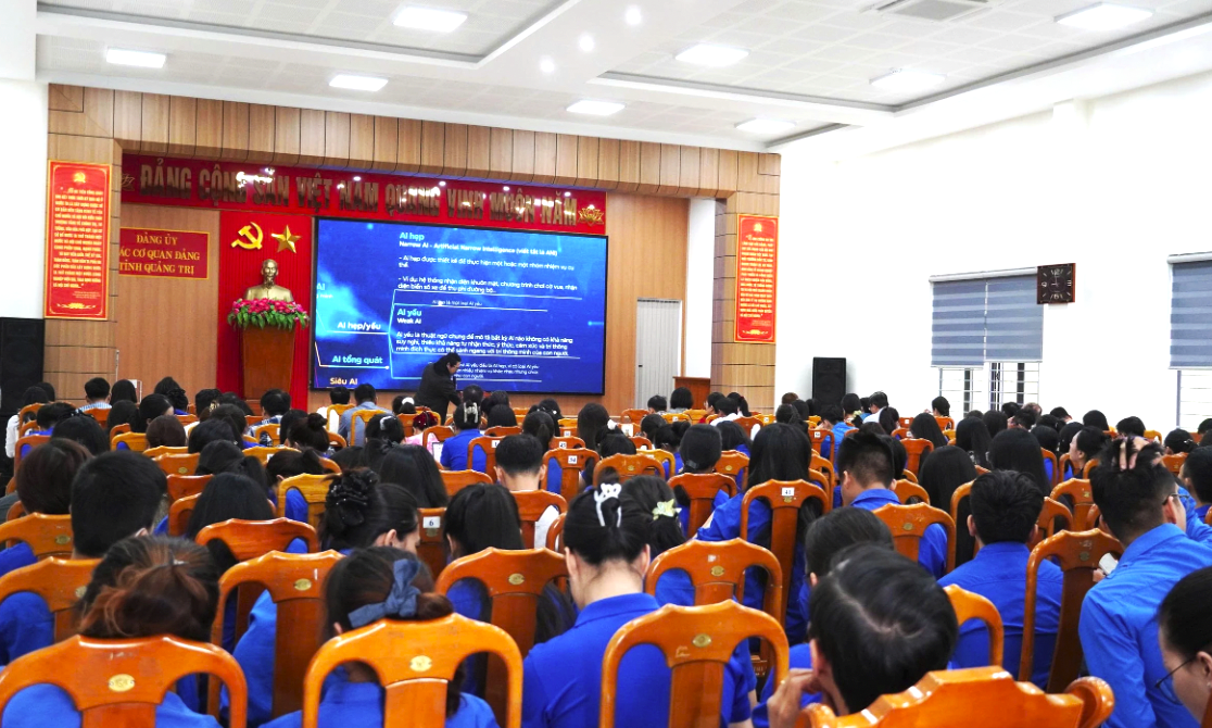 Lớp tập huấn phổ cập AI miễn phí do Đoàn các cơ quan Đảng tỉnh tổ chức thu hút đông đảo cán bộ, công chức, đoàn viên thanh niên tham gia - Ảnh: M.N