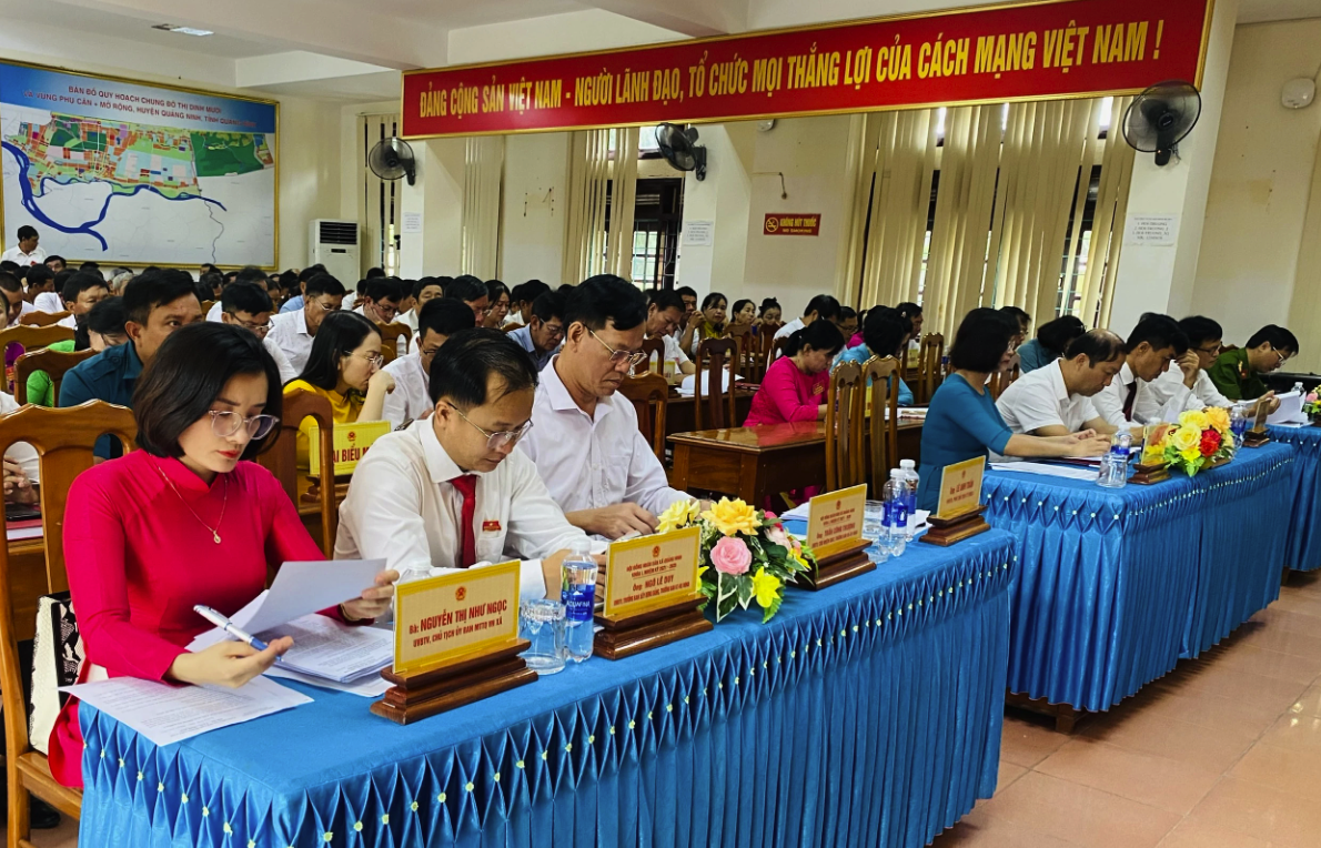 Các đại biểu tham dự kỳ họp kỳ họp thứ 2 HĐND xã Quảng Ninh, nhiệm kỳ 2021 - 2026 - Ảnh: T.L