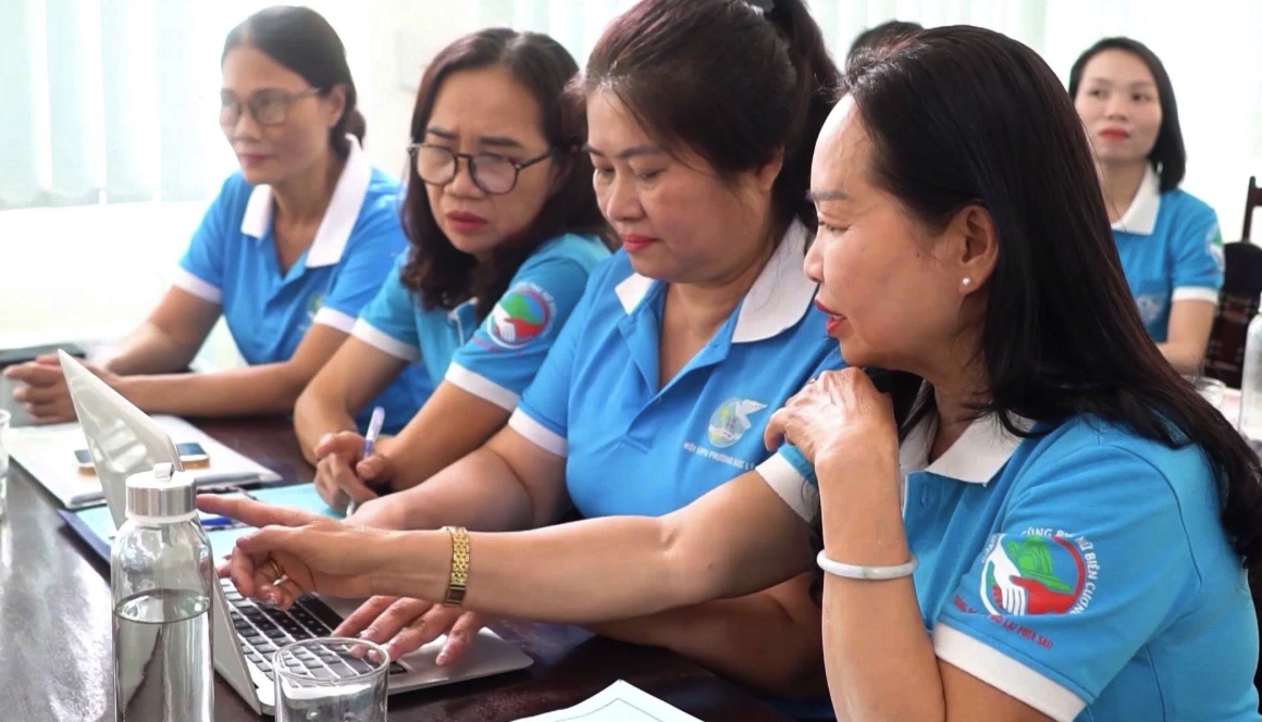 Tập huấn nâng cao kiến thức, kỹ năng ứng dụng công nghệ thông tin cho cán bộ phụ nữ trong phổ biến, giáo dục pháp luật - Ảnh N.L