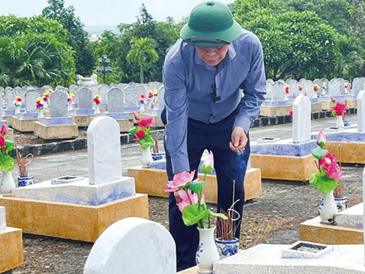 Nhà báo Nguyễn Hồng Vinh thắp hương cho các anh hùng liệt sĩ ở Nghĩa trang liệt sĩ quốc gia Đường 9 - Ảnh: M.T