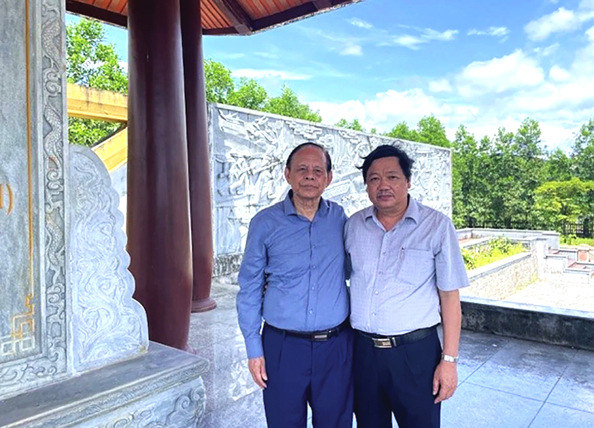 Nhà báo Nguyễn Hồng Vinh (bên trái) cùng tác giả trở lại thăm chiến khu Ba Lòng, Quảng Trị.- Ảnh: H.N