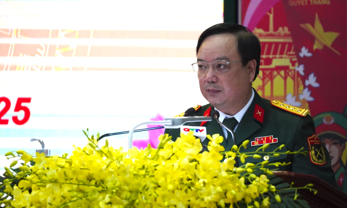 Đại tá Lê Hồng Việt, Phó Bí thư Đảng ủy, Chính ủy Bộ CHQS tỉnh trình bày Báo cáo chính trị tại Đại hội - Ảnh: QV