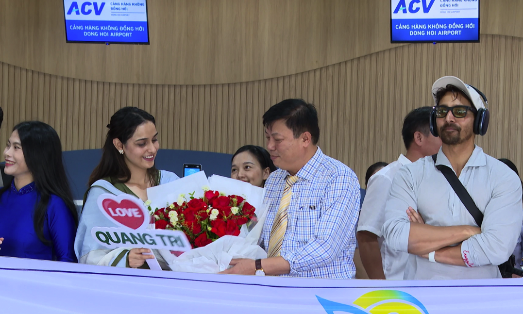 Tặng hoa cho diễn viên bộ phim SILAA - Ảnh: Thanh Châu