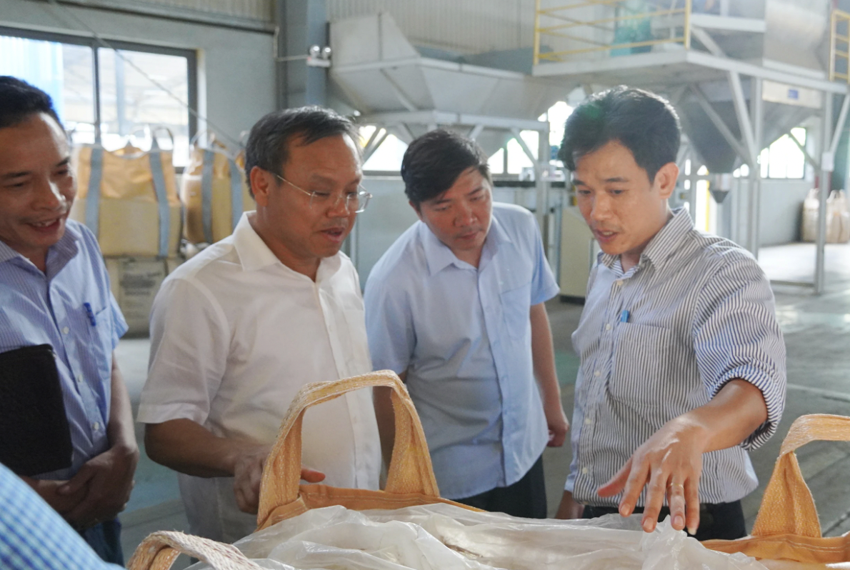 Phó Chủ tịch UBND tỉnh kiểm tra quy trình chế biến quặng Titan.