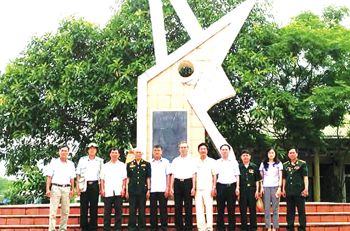 Nhà báo Đào Duy Mười (người thứ 2 từ trái sang) tại Chốt Long Quang năm 2019 - Ảnh: T.L