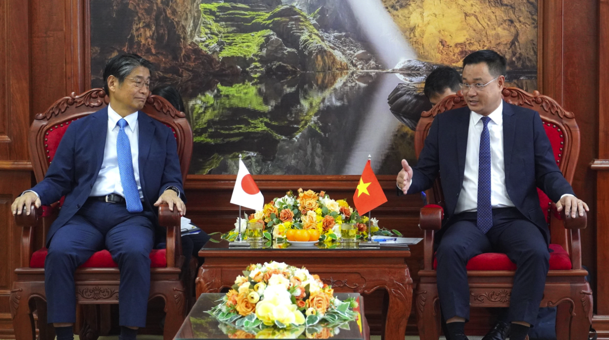Bí thư Tỉnh ủy Lê Ngọc Quang trao đổi về một số cơ hội hợp tác trong thời gian tới - Ảnh: QV