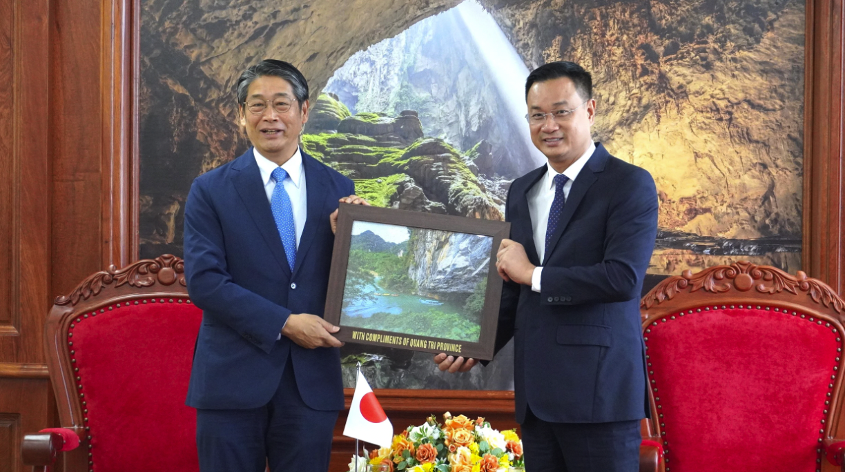 Bí thư Tỉnh ủy Lê Ngọc Quang tặng quà Ngài Ito Naoki - Đại sứ Nhật Bản tại Việt Nam - Ảnh: QV