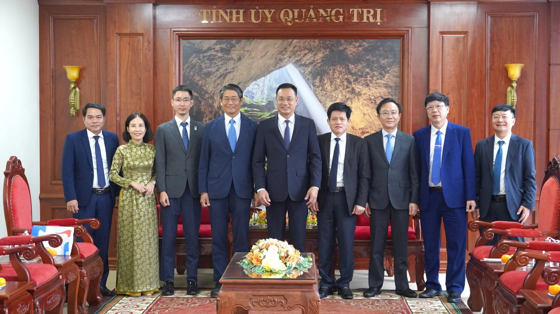 Các đại biểu chụp ảnh lưu niệm - Ảnh: QV