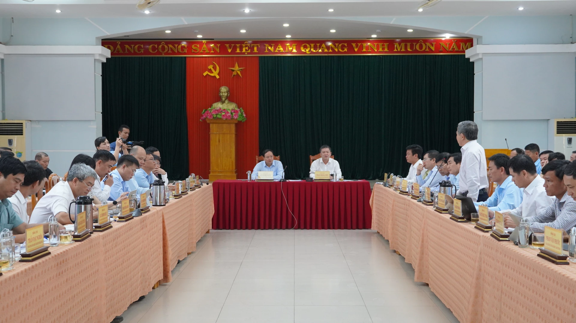 Đại biểu thảo luận tại buổi làm việc - Ảnh: QV