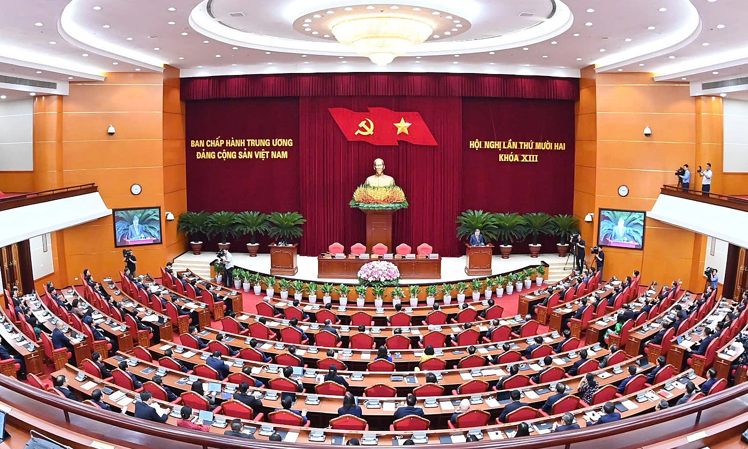 Quang cảnh hội nghị lần thứ mười hai Ban Chấp hành Trung ương Đảng khóa XIII. 