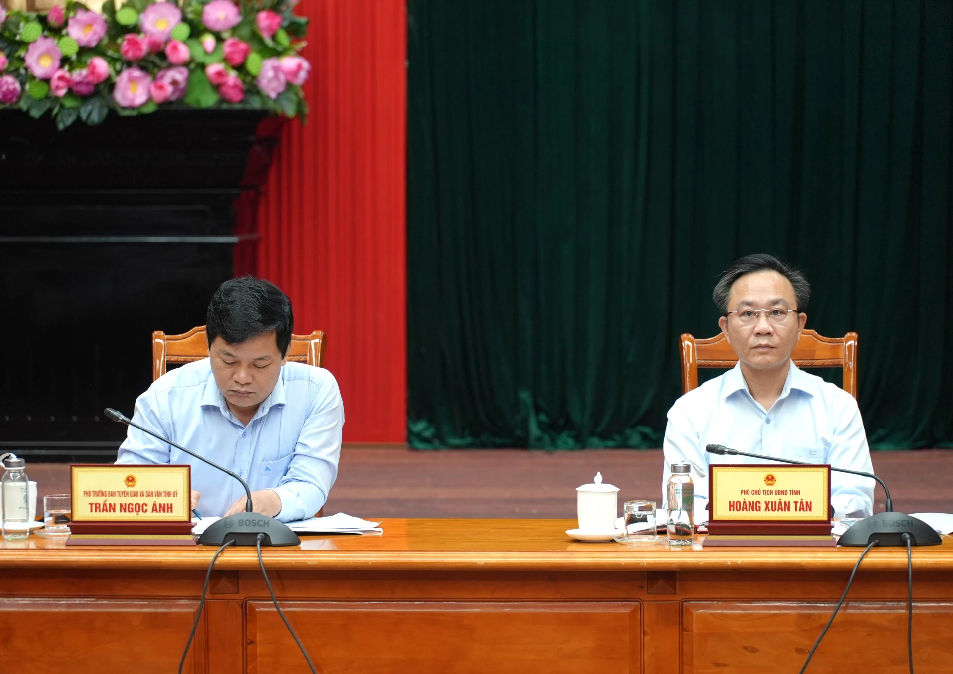 Phó Chủ tịch UBND tỉnh Quảng Trị Hoàng Xuân Tân và Phó trưởng Ban Tuyên giáo và Dân vận Tỉnh ủy Trần Ngọc Ánh chủ trì buổi họp báo - Ảnh: T.Đ