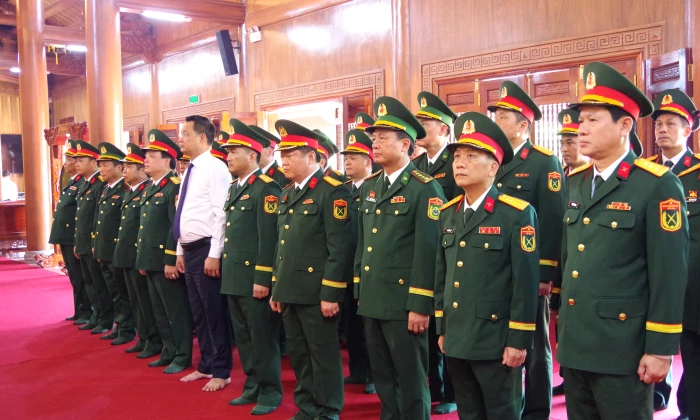 Đảng ủy, Bộ CHQS tỉnh Quảng Trị: Dâng hương tại Đền thờ Bác Hồ và các Anh hùng liệt sĩ