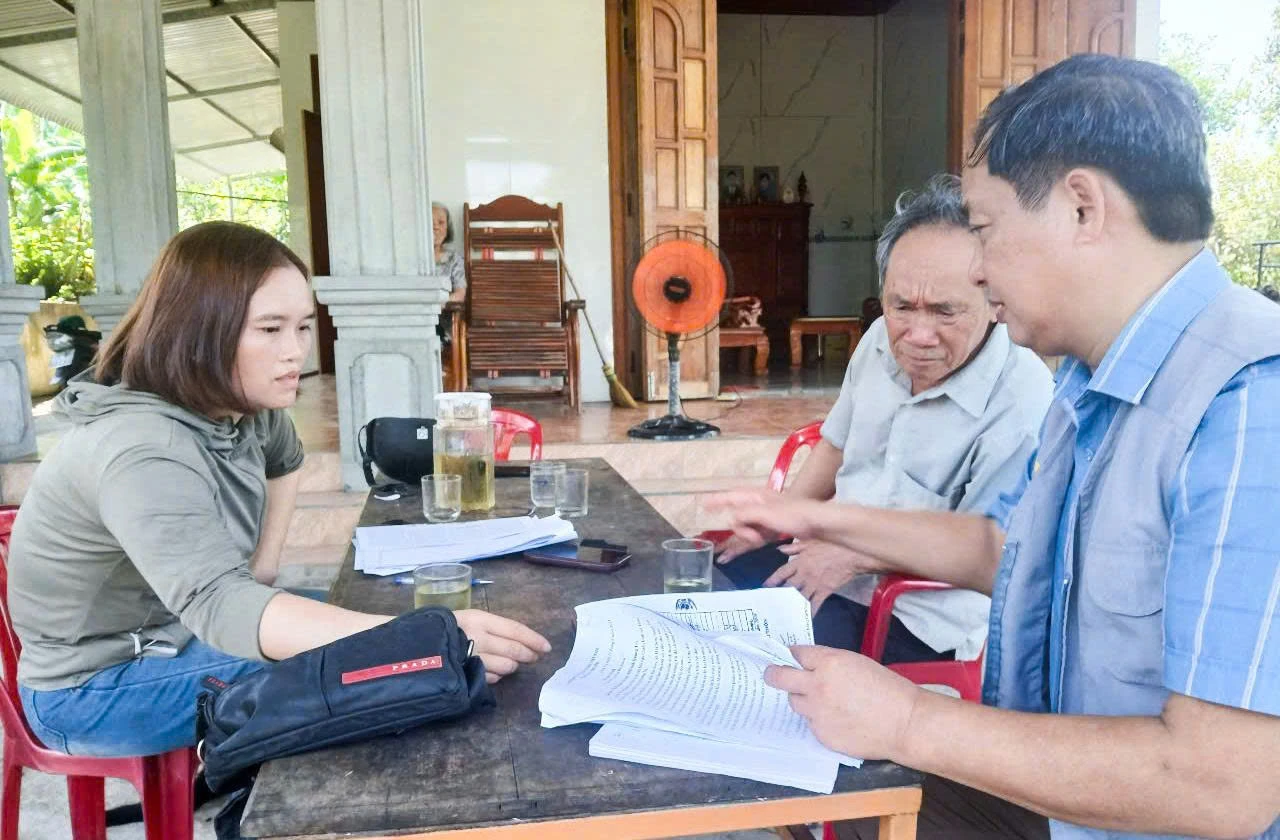 Bà Nguyễn Thị Hiền (bên trái) ban đầu phủ nhận việc ký thay bố chồng nhưng sau đó nói rằng “Tôi không nhớ rõ có ký hay không” - Ảnh: M.T
