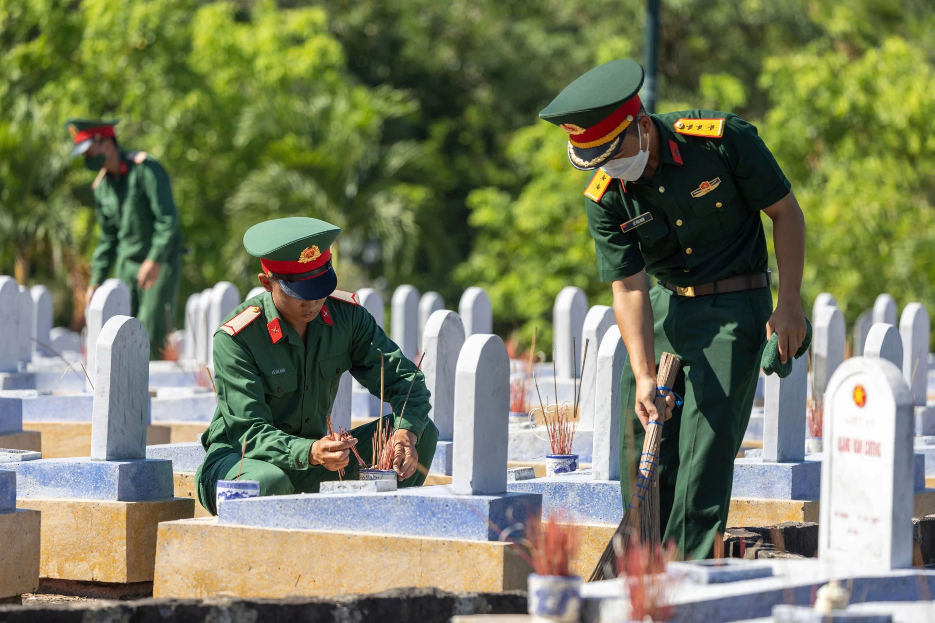 Các chiến sĩ dọn dẹp vệ sinh trong khuôn viên mộ