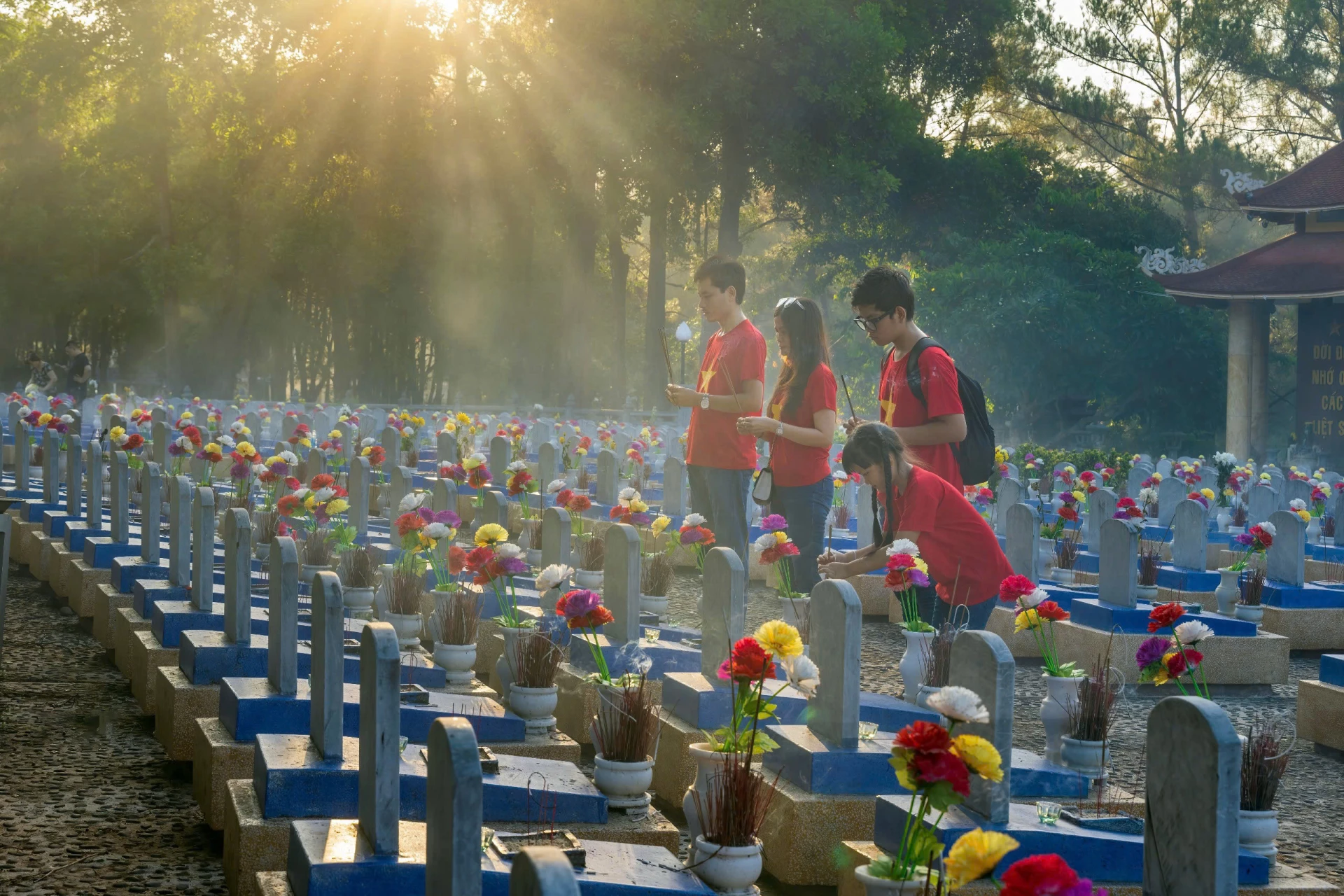 Du khách viếng nghĩa trang.