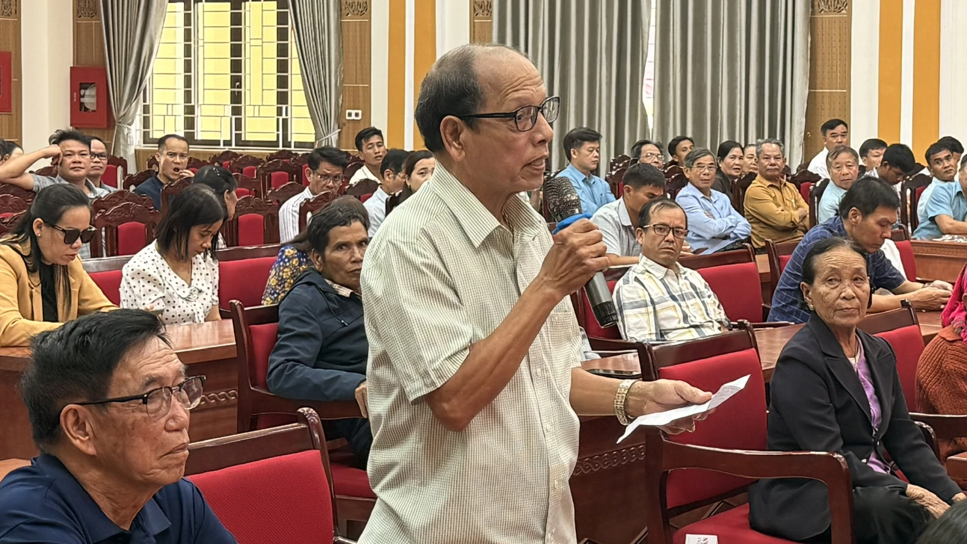 Cử tri cử tri xã Khe Sanh kiến nghị đến Đoàn đại biểu Quốc hội tỉnh Quảng Trị về việc nâng mức tặng quà chúc thọ, mừng thọ cho người cao tuổi - Ảnh: Hoàng Hùng
