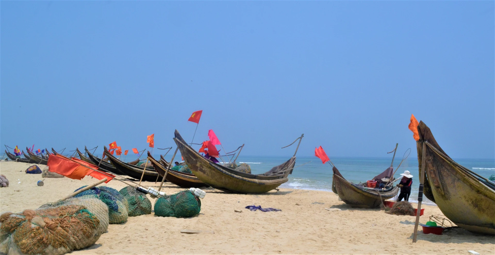 Đầu tư ghe máy nối lại nghề đi biển-Ảnh: N.T.H
