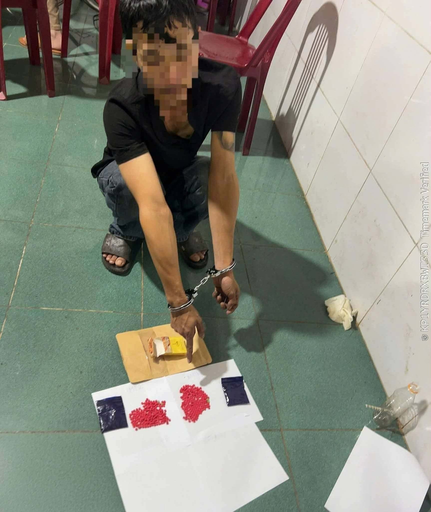 Đối tượng N.V.T cùng với tang vật là 412 viên nén màu hồng và màu xanh, nghi là chất ma túy - Ảnh: TH