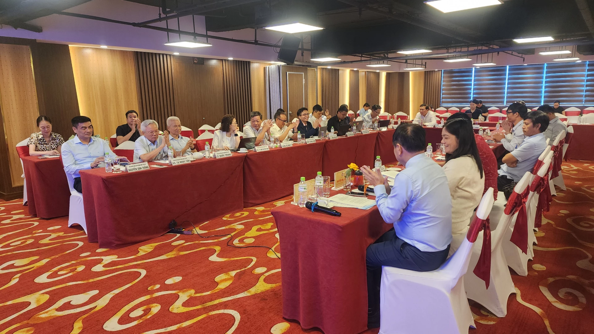 Các đại biểu, các chuyên gia trong lĩnh vực CNTT, AI tại hội thảo- Ảnh Tạ Hưng