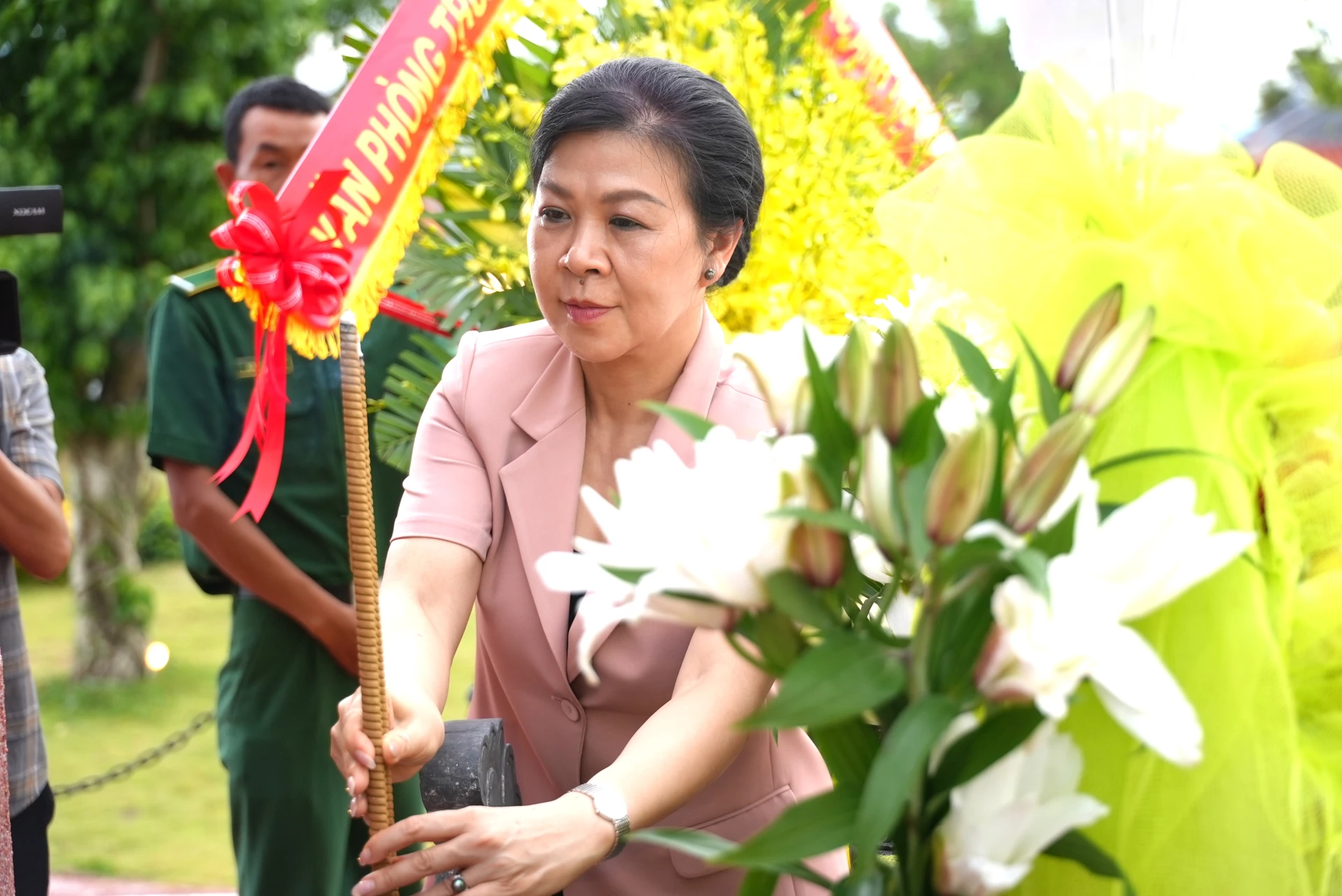 Phu nhân Tổng Bí thư, Chủ tịch nước Tô Lâm, Ngô Phương Ly dâng hoa tại Tượng đài chiến thắng của Hải quân Nhân dân Việt Nam - Ảnh: T.Đ