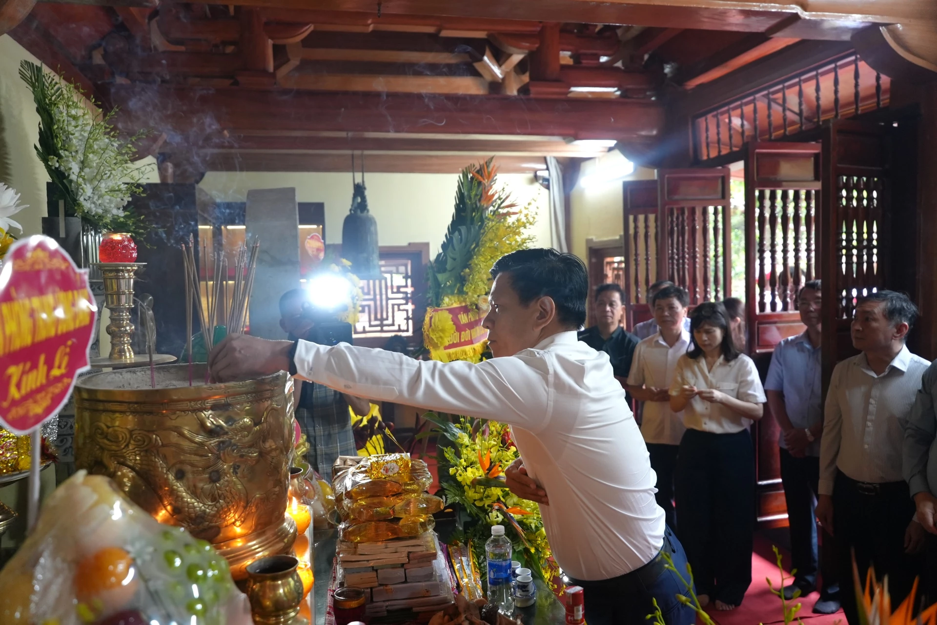 Đồng chí Lê Vĩnh Thế, Chánh Văn phòng Tỉnh ủy dâng hương tại Đền tưởng niệm các Anh hùng Liệt sĩ đường 20 Quyết thắng - Ảnh: T.Đ