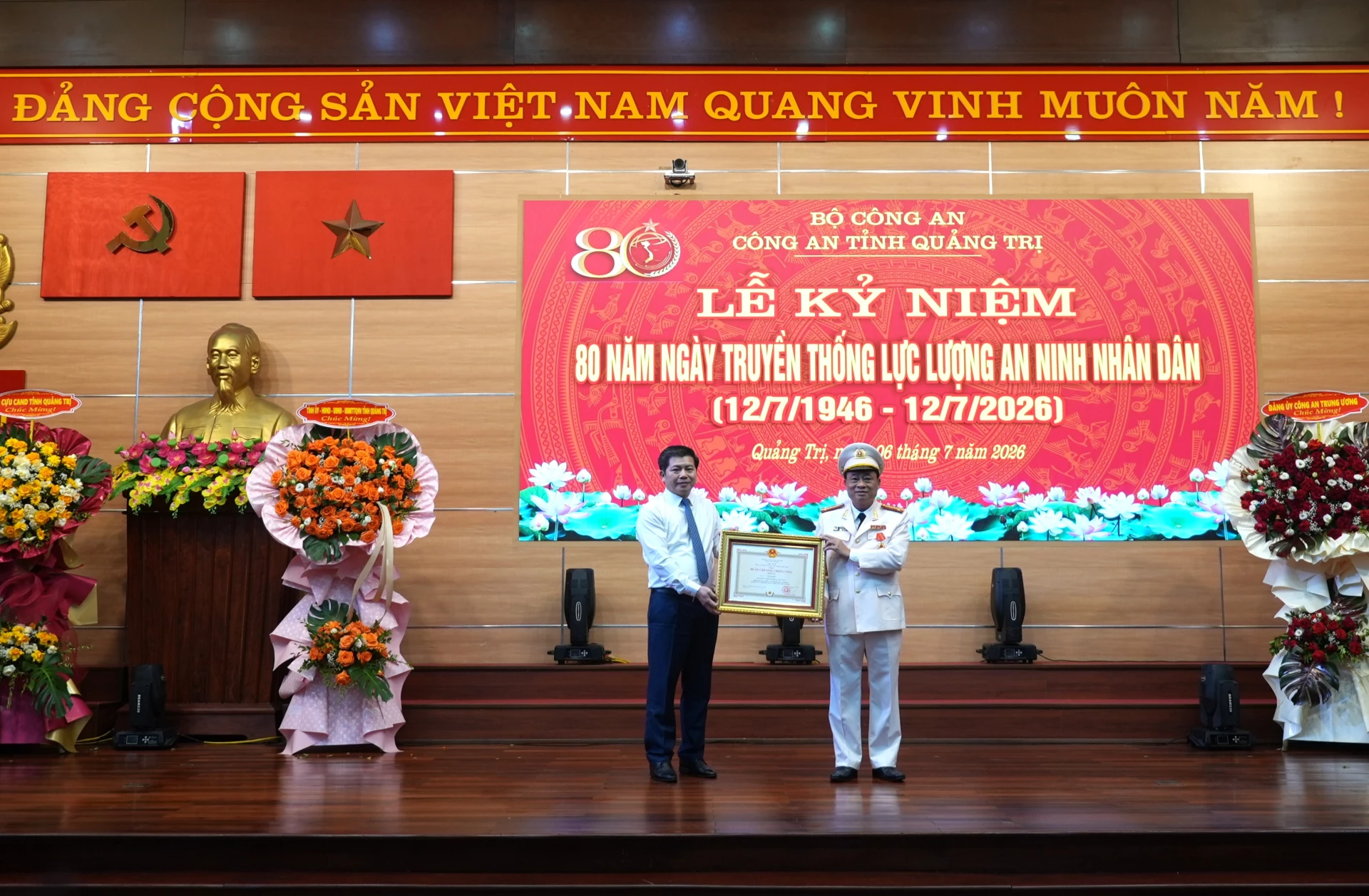 Đồng chí Trần Vũ Khiêm, Phó Bí thư Thường trực Tỉnh ủy trao Huân chương Chiến công hạng Nhì của Chủ tịch nước cho Đại tá Lê Văn Hóa, Phó Giám đốc Công an tỉnh - Ảnh: T.Đ
