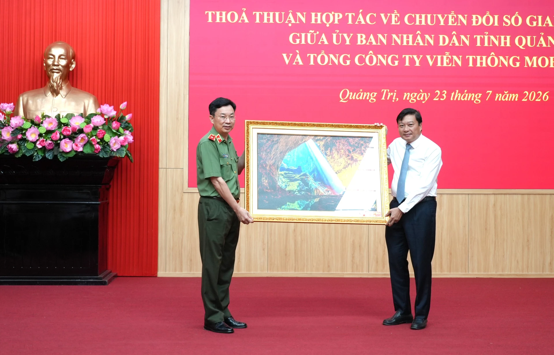 Đồng chí Lê Hồng Vinh, Chủ tịch UBND tỉnh trao tặng Thiếu tướng Trương Sơn Lâm, Chủ tịch Tổng Công ty Viễn thông MobiFone bức tranh về hang Sơn Đoòng- Ảnh: T.Đ