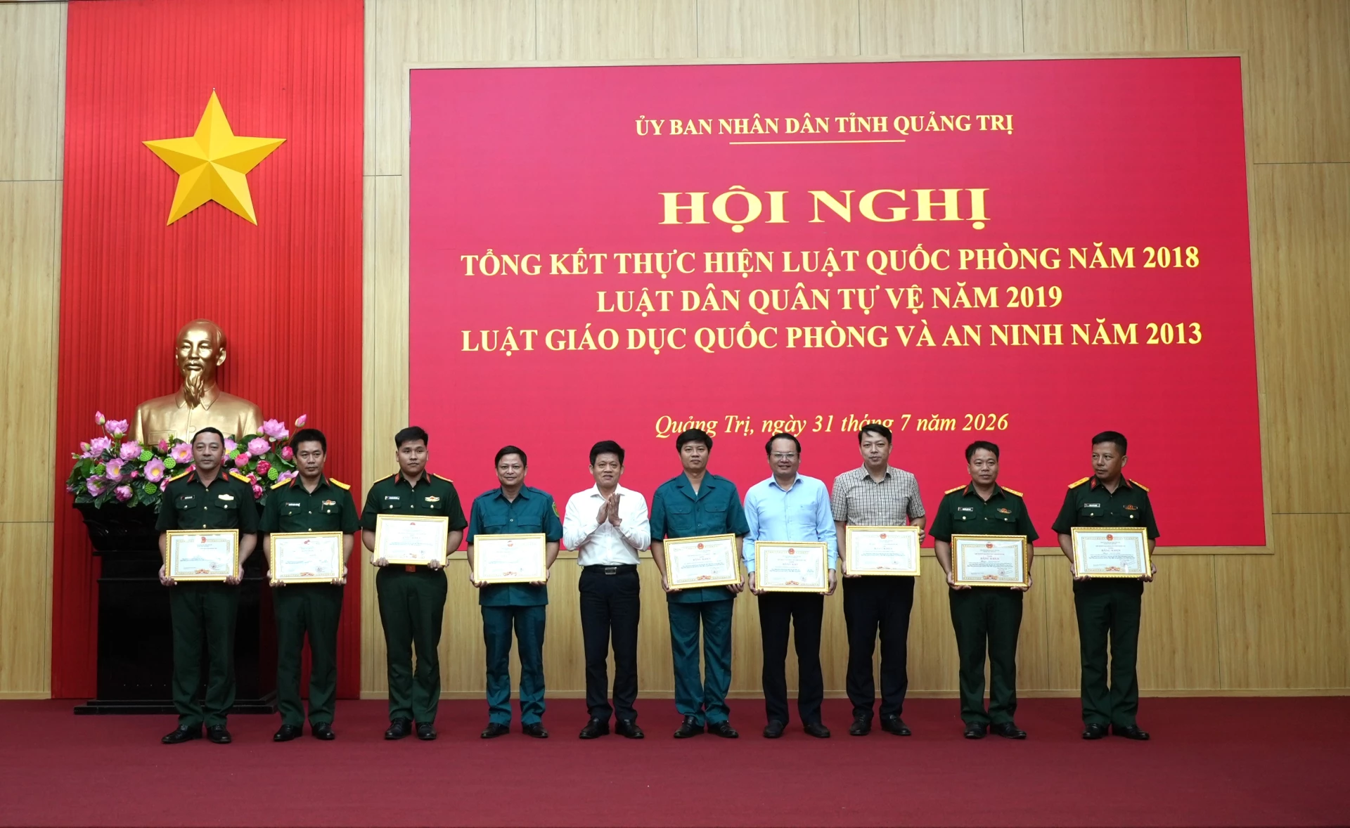 Thay mặt Chủ tịch UBND tỉnh, đồng chí Lê Văn Bảo, Phó Chủ tịch UBND tỉnh trao bằng khen cho các tập thể, cá nhân - Ảnh: T.Đ