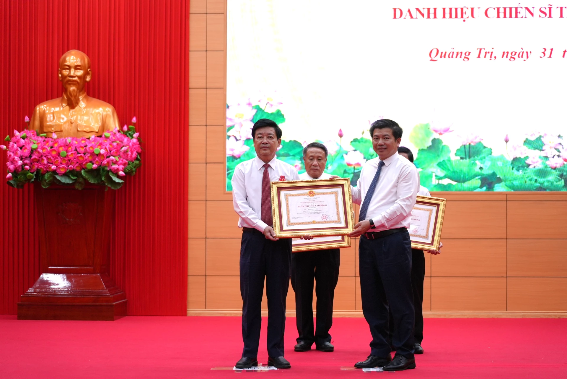 Đồng chí Trần Vũ Khiêm, Phó Bí thư Thường trực Tỉnh ủy trao Huân chương Lao động hạng Nhất của Chủ tịch nước cho đồng chí Ngô Quang Chiến, nguyên Giám đốc Sở Nội vụ tỉnh Quảng Trị (cũ)