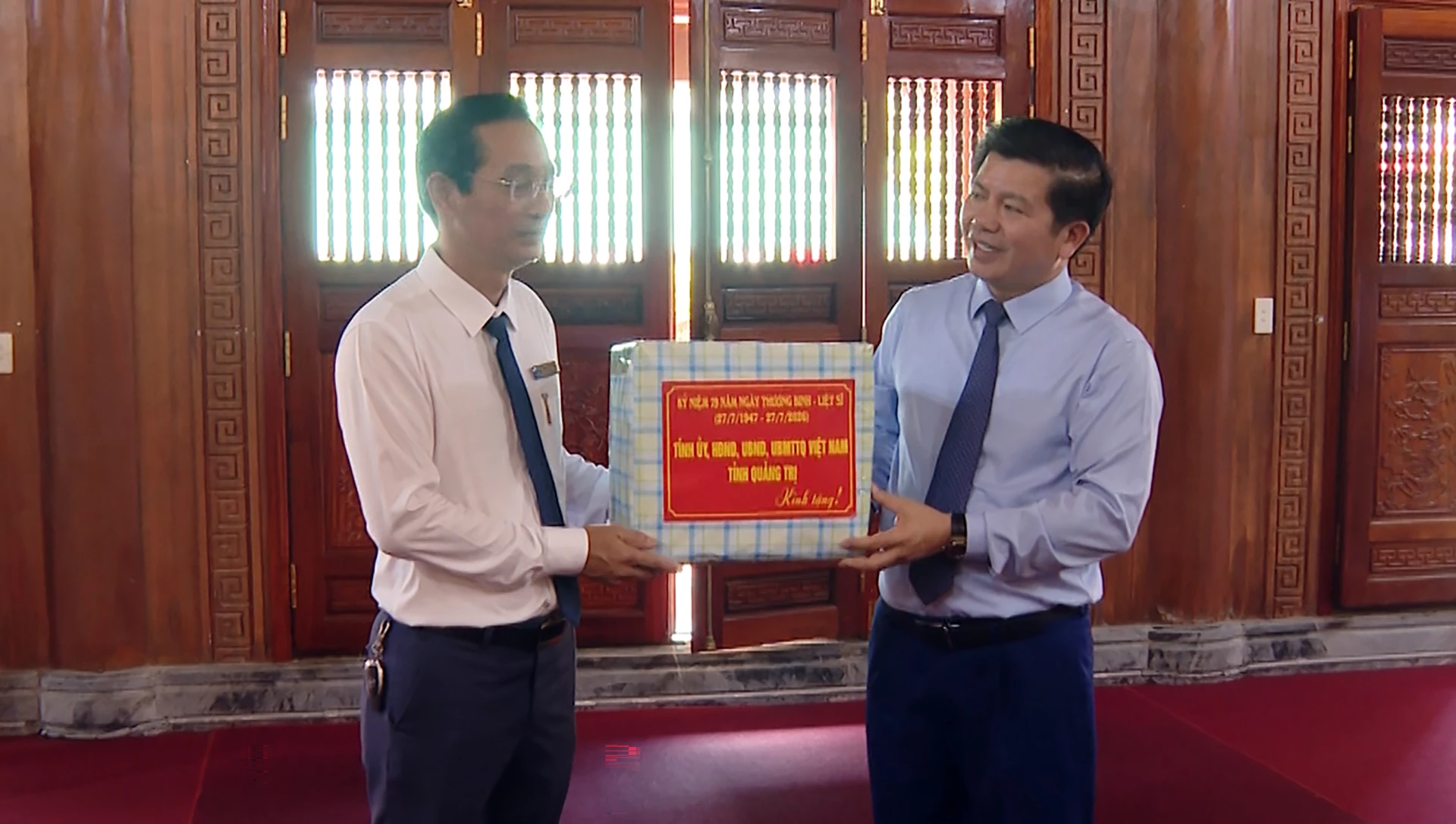 Đồng chí Trần Vũ Khiêm, Phó Bí thư Thường trực Tỉnh ủy, Trưởng đoàn ĐBQH tỉnh tặng quà động viên cán bộ, nhân viên Ban quản lý Dịch vụ công ích Đồng Hới - Ảnh: N.M