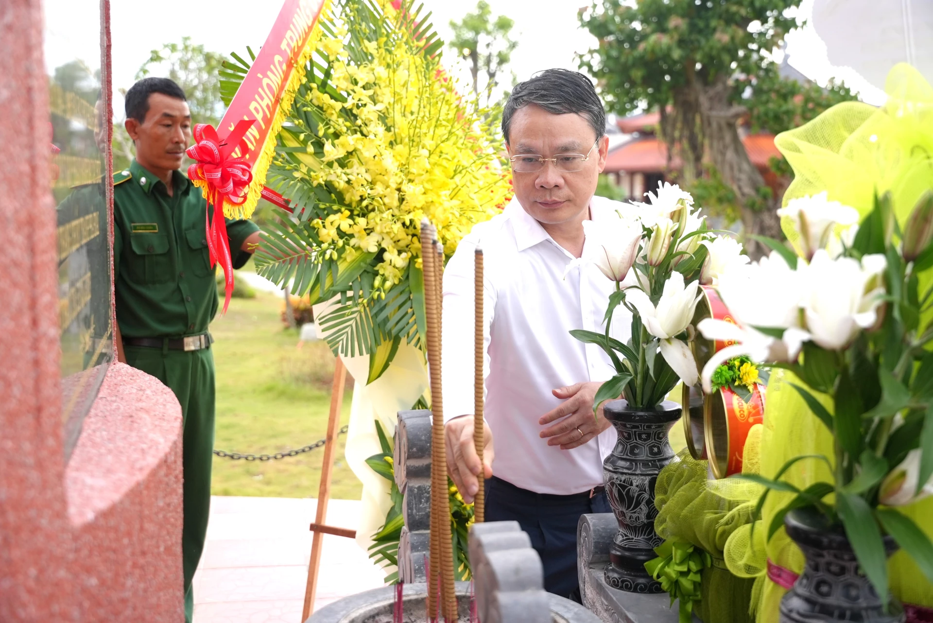 Đồng chí Đặng Khánh Toàn, Phó Chánh Văn phòng Trung ương Đảng dâng hương tại Tượng đài chiến thắng của Hải quân Nhân dân Việt Nam - Ảnh: T.Đ