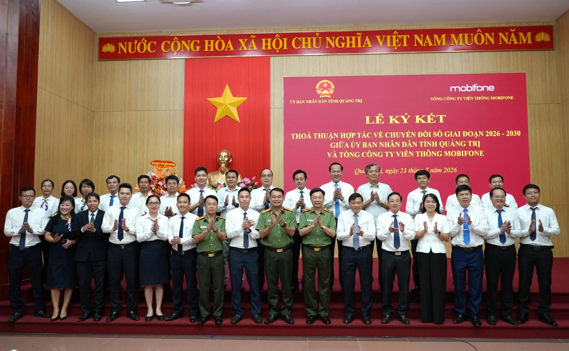 Các đại biểu chụp ảnh lưu niệm tại lễ ký kết - Ảnh: T.Đ