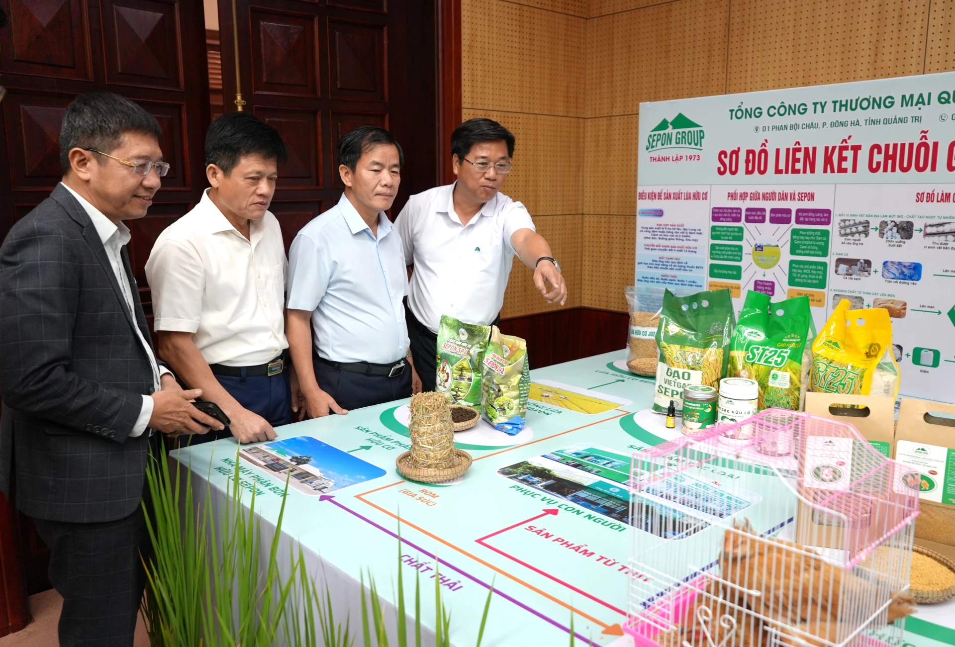 Đồng chí Nguyễn Văn Phương, Bí thư Tỉnh ủy tham quan khu trưng bày các sản phẩm nông nghiệp xanh, hữu cơ, tuần hoàn và liên kết chuỗi giá trị tiêu biểu - Ảnh: T.Đ