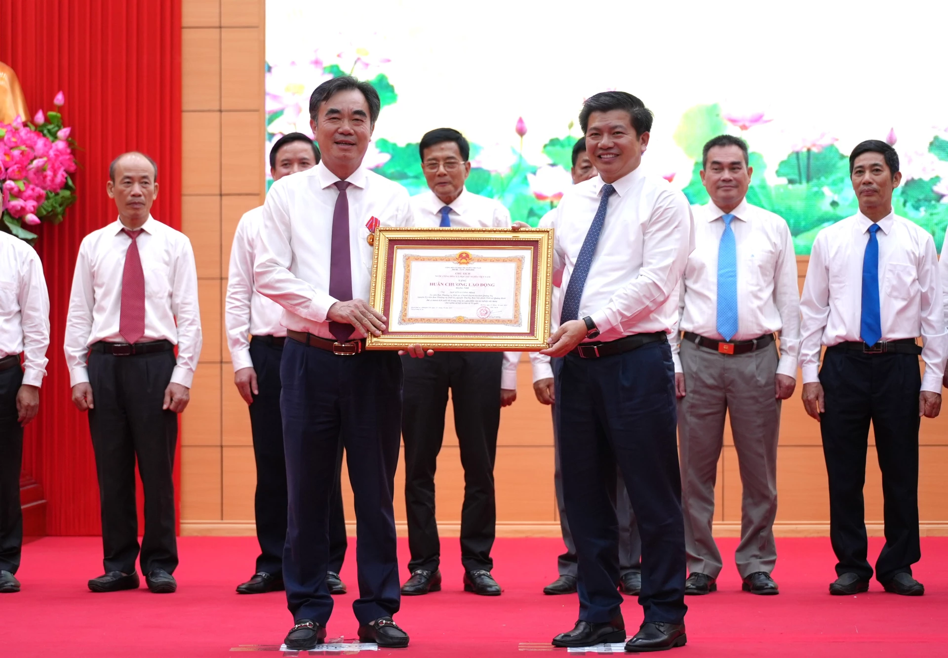 Đồng chí Trần Vũ Khiêm, Phó Bí thư Thường trực Tỉnh ủy trao Huân chương Lao động hạng Nhì của Chủ tịch nước cho đồng chí Nguyễn Lương Bình, Trưởng Ban Tổ chức Tỉnh ủy - Ảnh: T.Đ
