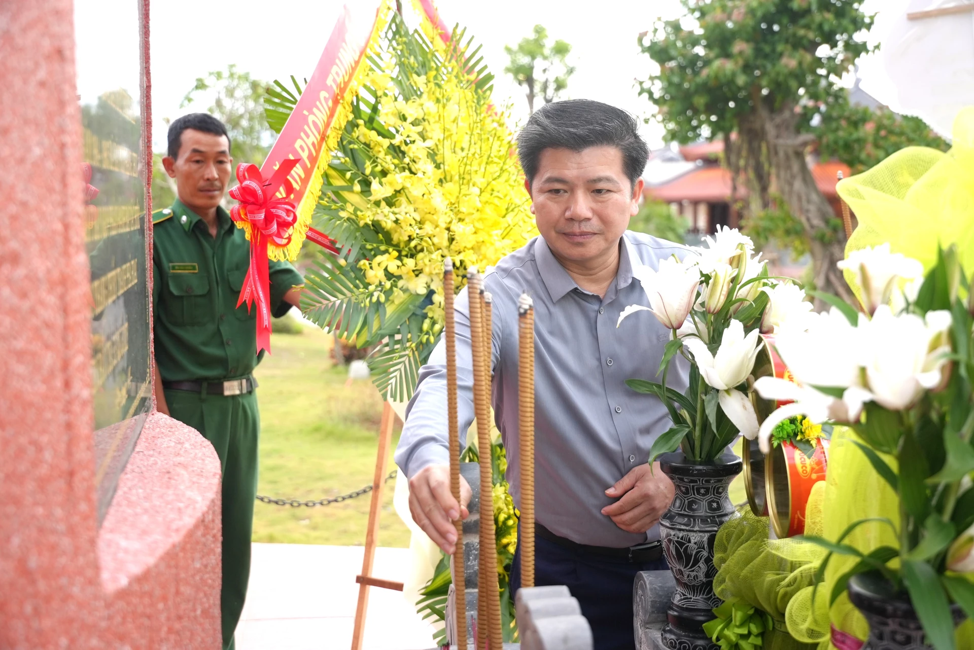 Đồng chí Trần Vũ Khiêm, Phó Bí thư Thường trực Tỉnh ủy, Trưởng Đoàn ĐBQH tỉnh dâng hương tại Tượng đài chiến thắng của Hải quân Nhân dân Việt Nam - Ảnh: T.Đ