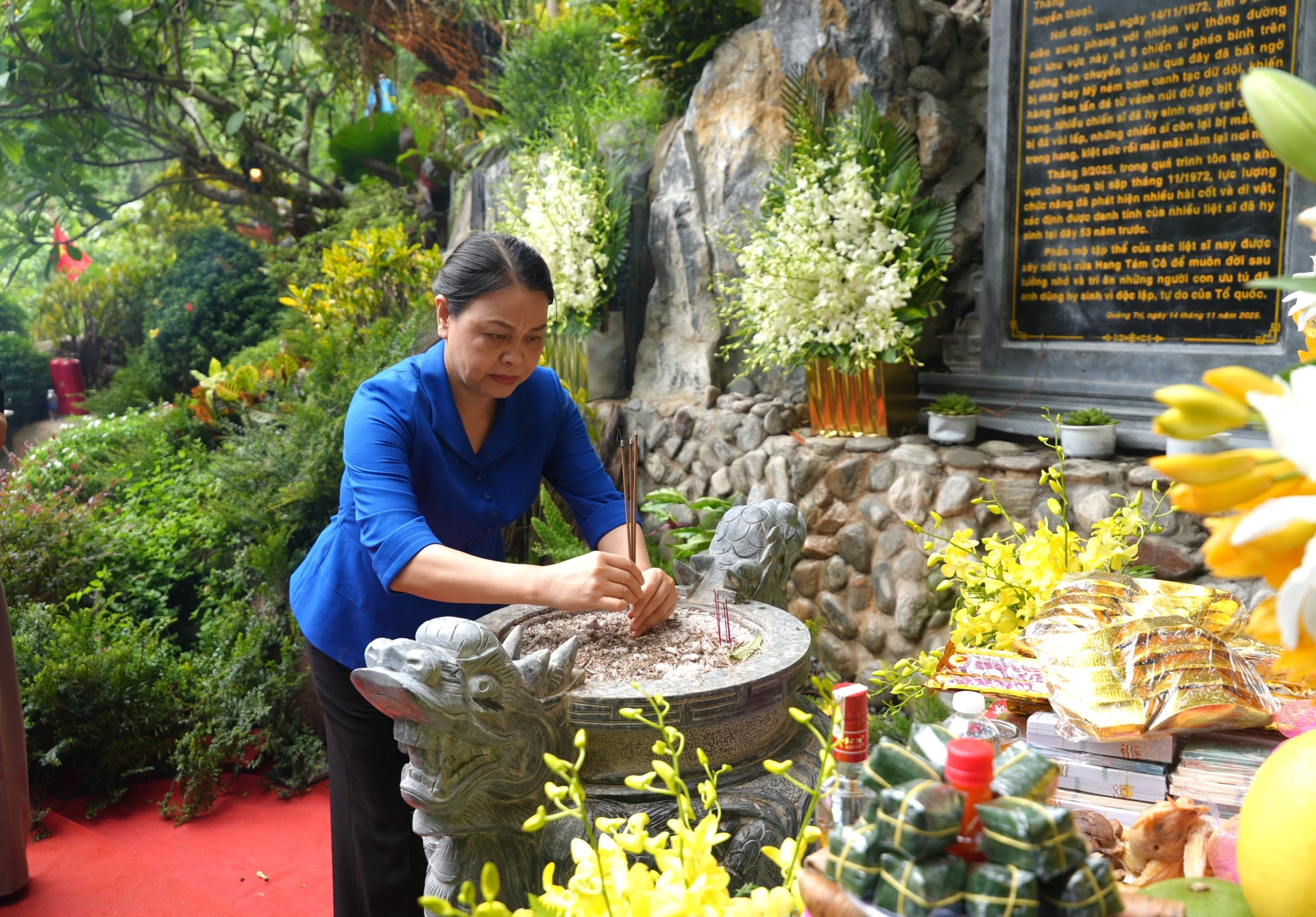 Đồng chí Nguyễn Thị Thu Hà, Phó Chánh Văn phòng Thường trực Văn phòng Trung ương Đảng tri ân các anh hùng liệt sĩ - Ảnh: T.Đ