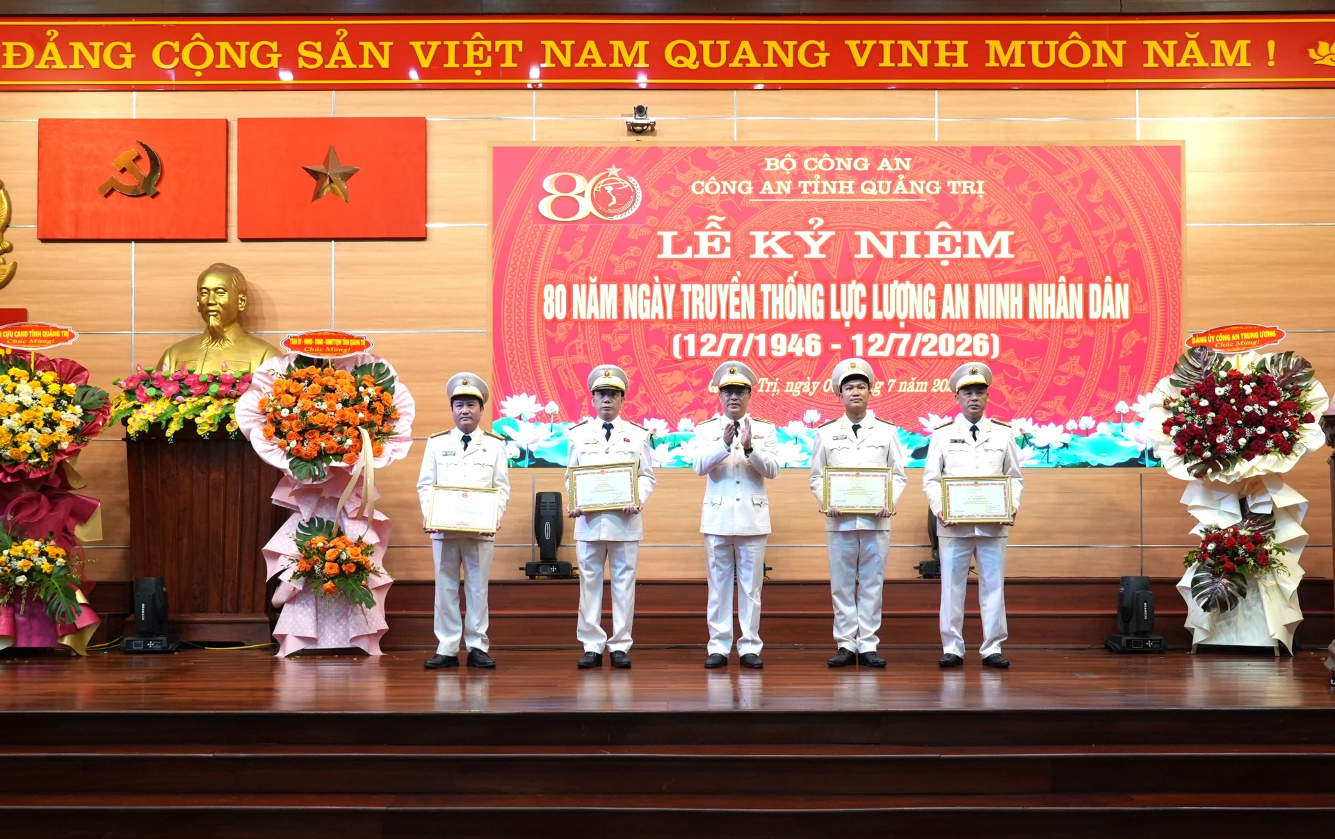 Thiếu tướng Nguyễn Thanh Liêm, Giám đốc Công an tỉnh trao Bằng khen của Bộ trưởng Bộ Công an và Chủ tịch UBND tỉnh cho các tập thể, cá nhân - Ảnh: T.Đ


