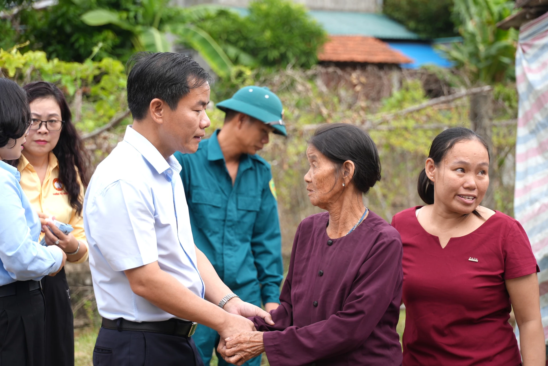 Bà Nguyễn Thị Quyên xúc động trước sự quan tâm của các đồng chí lãnh đạo tỉnh đối với gia đình- Ảnh: T.Đ