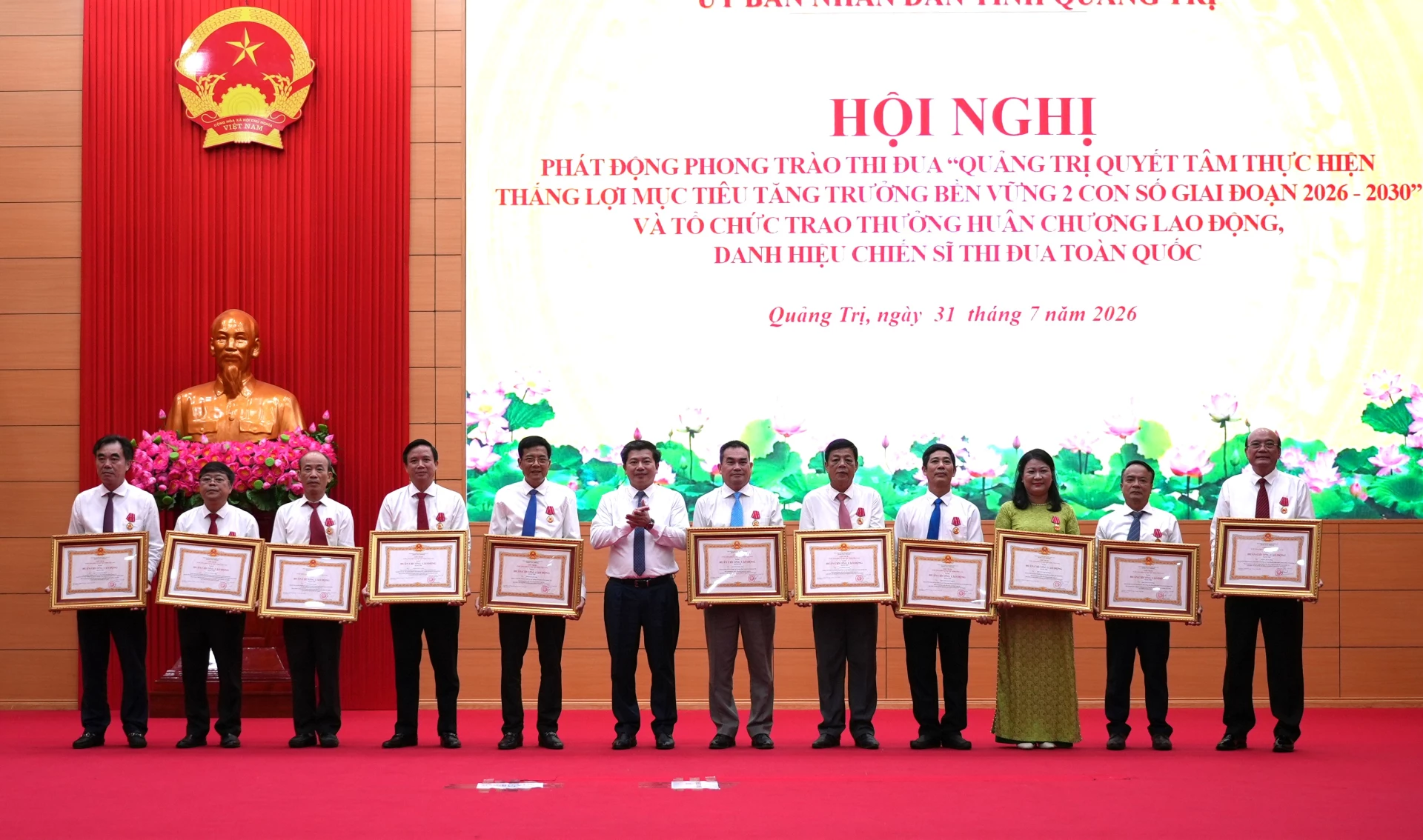 Đồng chí Trần Vũ Khiêm, Phó Bí thư Thường trực Tỉnh ủy trao Huân chương Lao động hạng Nhì của Chủ tịch nước cho các cá nhân- Ảnh: T.Đ
