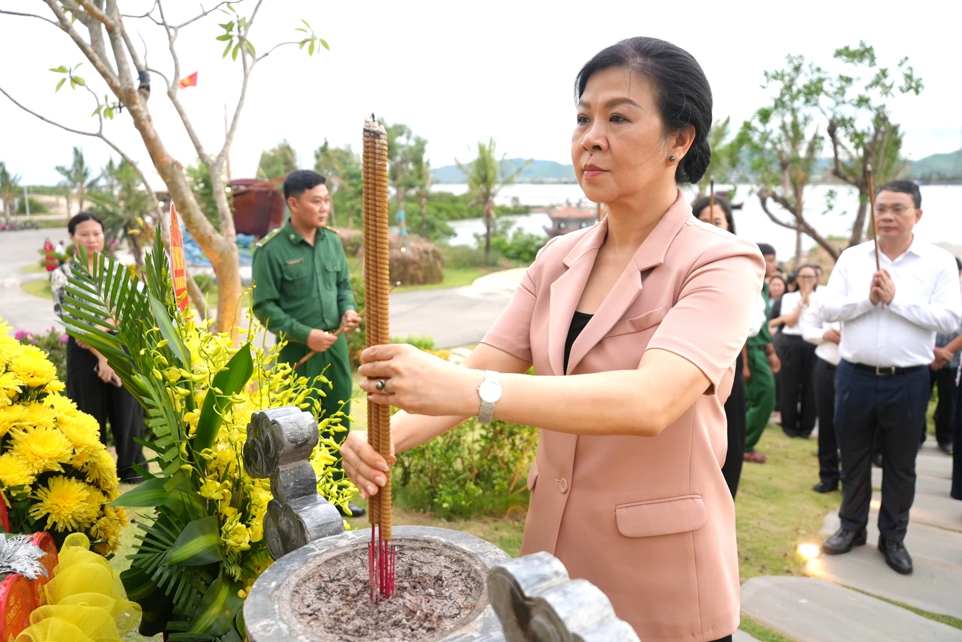 Phu nhân Tổng Bí thư, Chủ tịch nước Tô Lâm, Ngô Phương Ly tri ân các anh hùng liệt sĩ - Ảnh: T.Đ