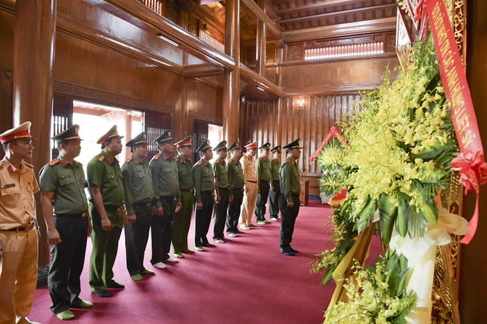 Đoàn công tác Công an tỉnh dâng hương tri ân các anh hùng liệt sĩ