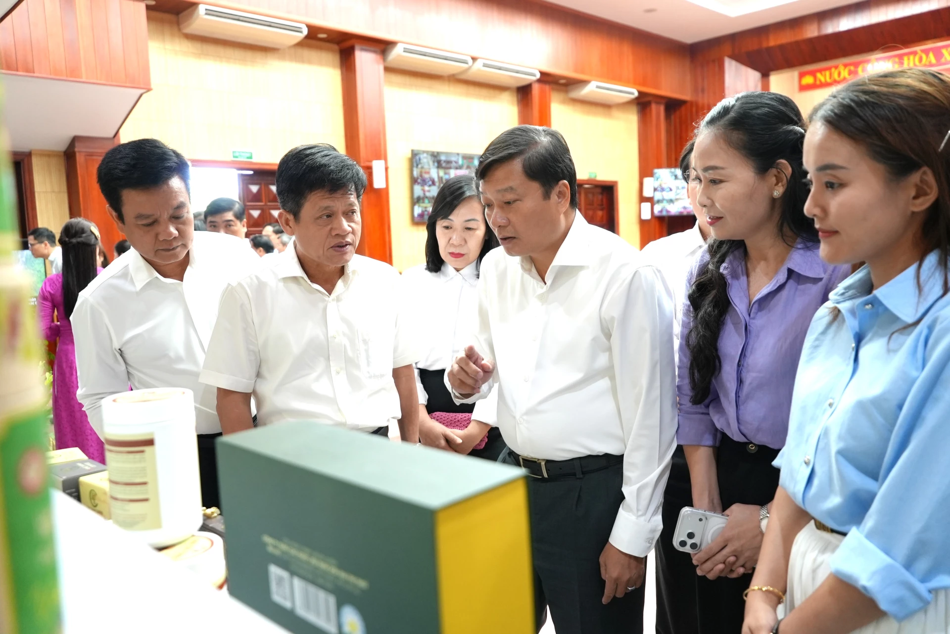 Đồng chí Lê Hồng Vinh, Chủ tịch UBND tỉnh tham quan khu trưng bày các sản phẩm nông nghiệp xanh, hữu cơ, tuần hoàn và liên kết chuỗi giá trị tiêu biểu - Ảnh: T.Đ