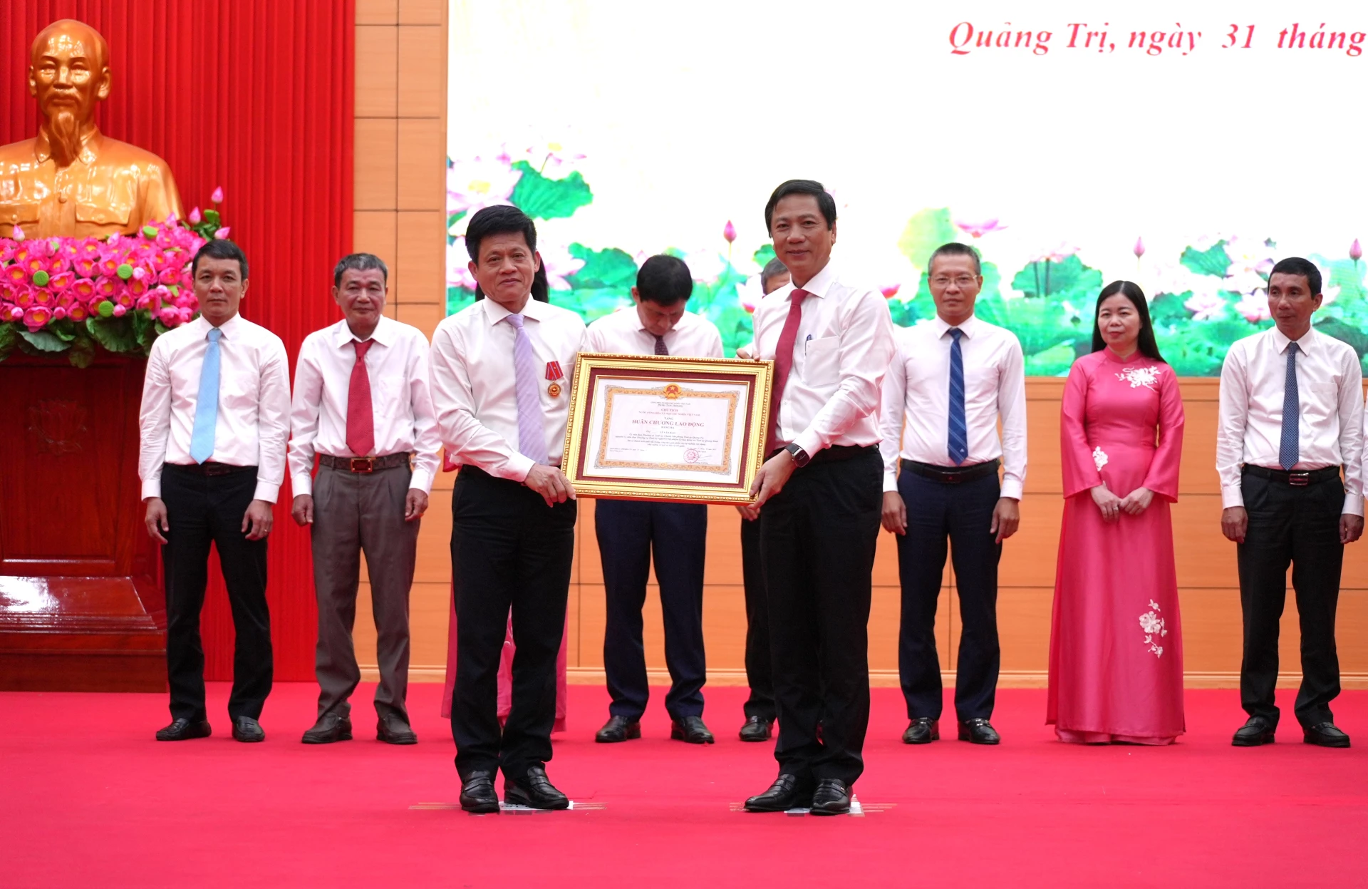 Đồng chí Hoàng Nam, Phó Chủ tịch Thường trực UBND tỉnh trao Huân chương Lao động hạng Ba của Chủ tịch nước cho đồng chí Lê Văn Bảo, Phó Chủ tịch UBND tỉnh - Ảnh: T.Đ