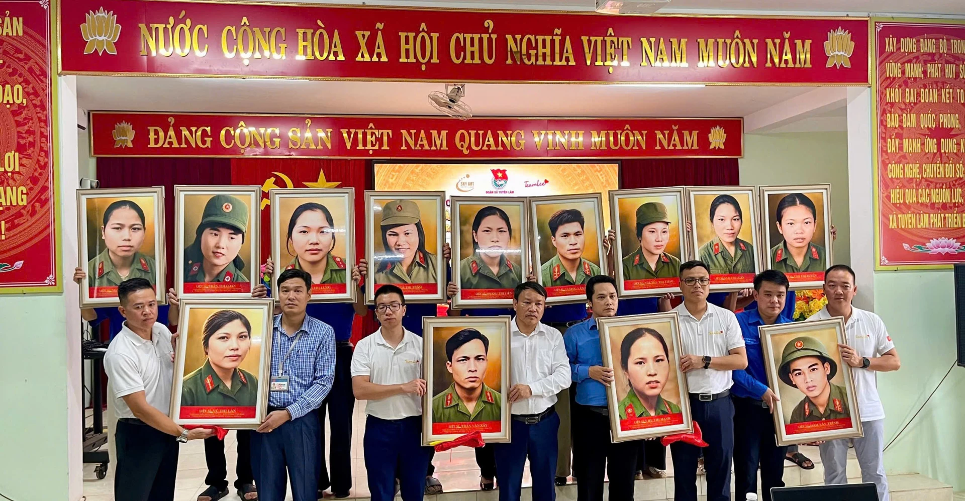 Ảnh phục dựng chân dung 13 liệt sĩ Trạm Thông tin A69 được trao tặng Khu di tích lịch sử Hang Lèn Hà - Ảnh: T.T