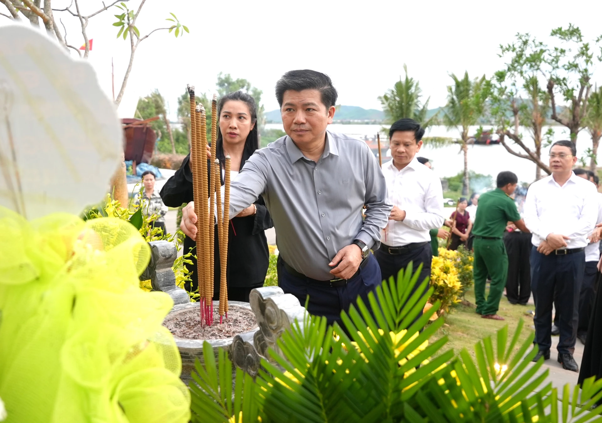 Đồng chí Trần Vũ Khiêm, Phó Bí thư Thường trực Tỉnh ủy, Trưởng Đoàn ĐBQH tỉnh tri ân các anh hùng liệt sĩ - Ảnh: T.Đ