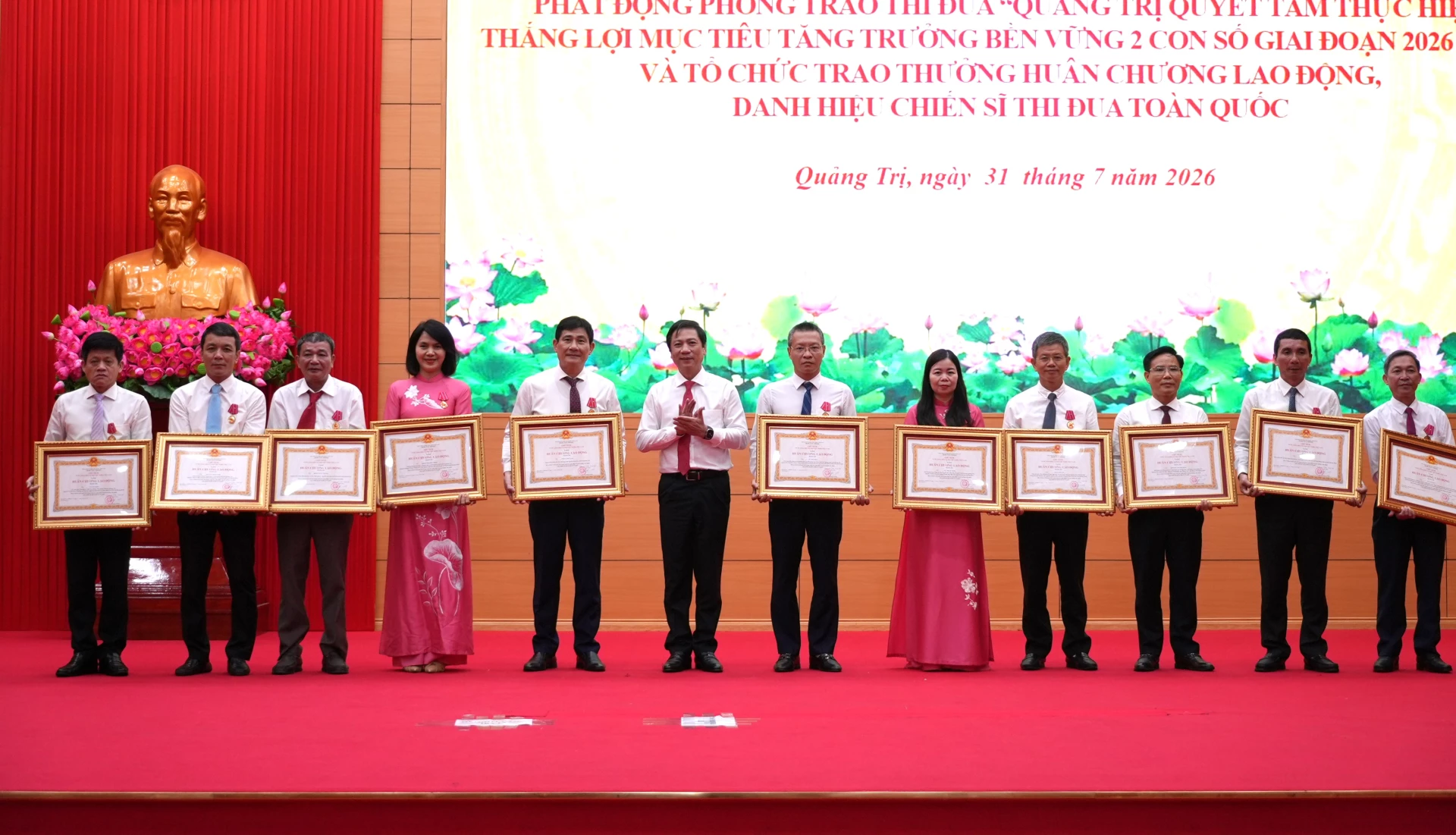 Đồng chí Hoàng Nam, Phó Chủ tịch Thường trực UBND tỉnh trao Huân chương Lao động hạng Ba của Chủ tịch nước cho các cá nhân - Ảnh: T.Đ