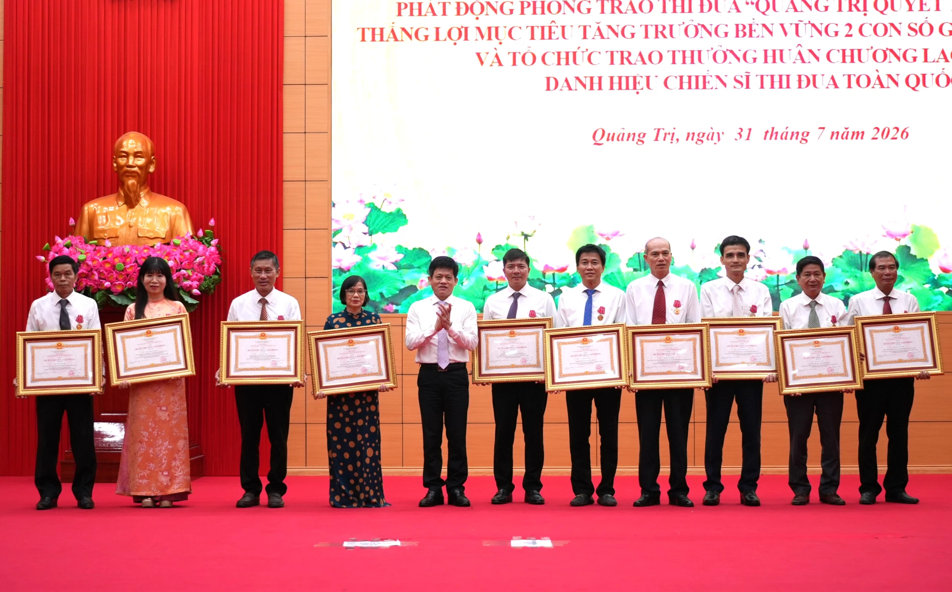 Đồng chí Lê Văn Bảo, Phó Chủ tịch UBND tỉnh trao Huân chương Lao động hạng Ba của Chủ tịch nước cho các cá nhân - Ảnh: T.Đ
