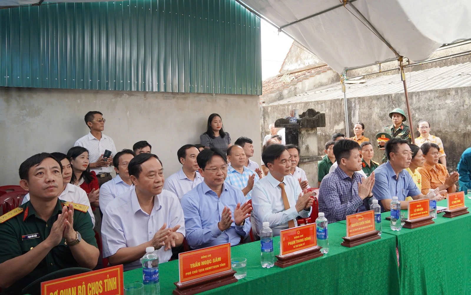 Các đại biểu tham dự buổi lễ - Ảnh: NL